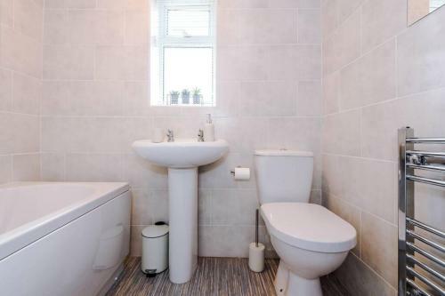 Cheerful 3 Bedroom Home With Parking Near Chester