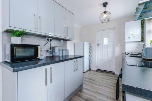 Cheerful 3 Bedroom Home With Parking Near Chester