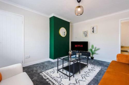 Cheerful 3 Bedroom Home With Parking Near Chester