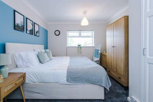 Cheerful 3 Bedroom Home With Parking Near Chester