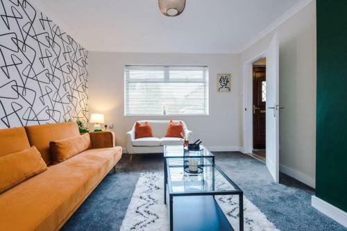 Cheerful 3 Bedroom Home With Parking Near Chester