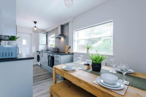 Cheerful 3 Bedroom Home With Parking Near Chester