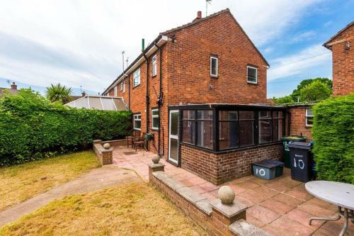 Cheerful 3 Bedroom Home With Parking Near Chester