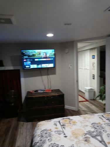 Basement Suite Pvt Enterance With Hot Tub