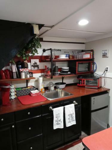 Basement Suite Pvt Enterance With Hot Tub