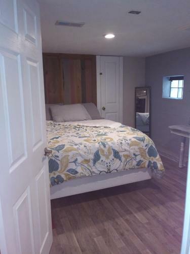 Basement Suite Pvt Enterance With Hot Tub