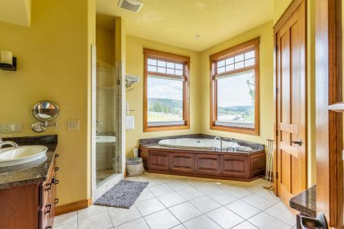 Exquisite Lake View Getaway