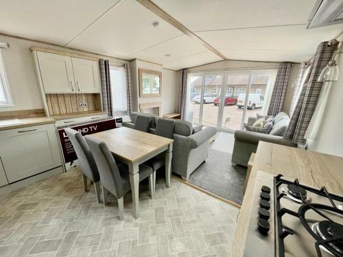 Prime Location 3-bed Chalet In Seal Bay Selsey
