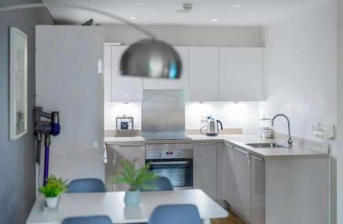 Apartamento 2 Bed 2 Bath. London-18 Mins. Heathrow In15 Mins