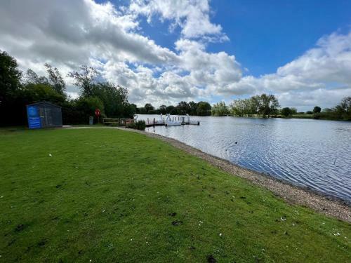 Mallard Corner, Cosy Cotswold Lakeview Lodge