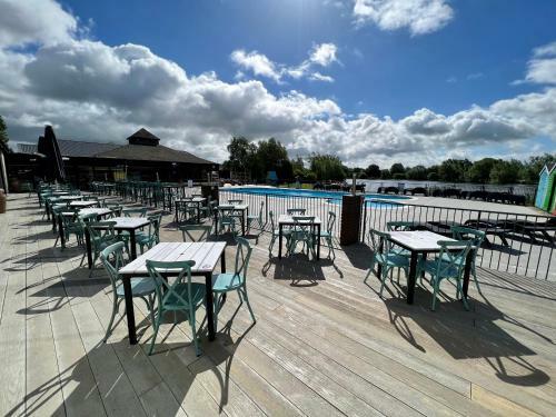Mallard Corner, Cosy Cotswold Lakeview Lodge