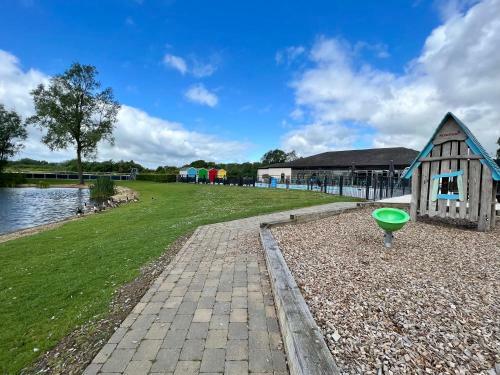 Mallard Corner, Cosy Cotswold Lakeview Lodge