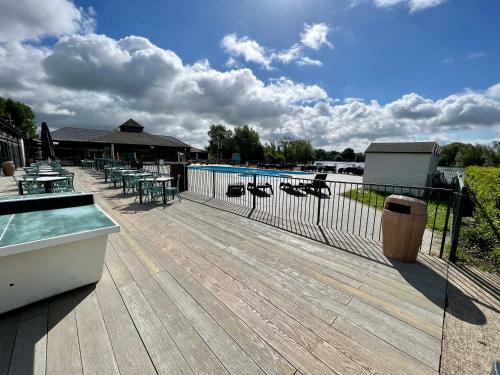 Mallard Corner, Cosy Cotswold Lakeview Lodge