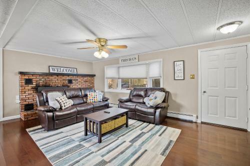 Winnisquam Cove Retreat! - Lakefront Home With Dock