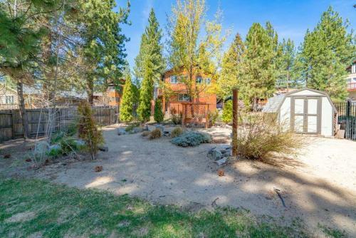 Zephyr's Whisper Retreat! Views, Backyard, AC