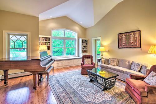 Spacious Bartlett Home With Fireplace And Kitchen