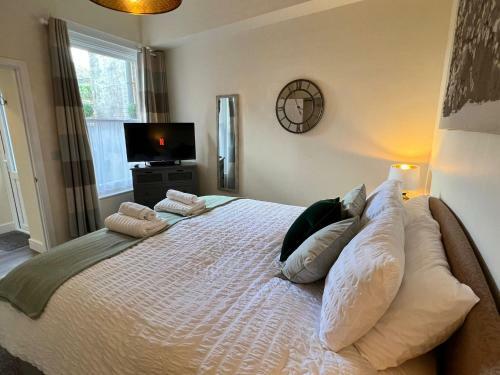 Apartamento Close To A357 - Superking Suite - Private Terrace - Contractor Stay Available
