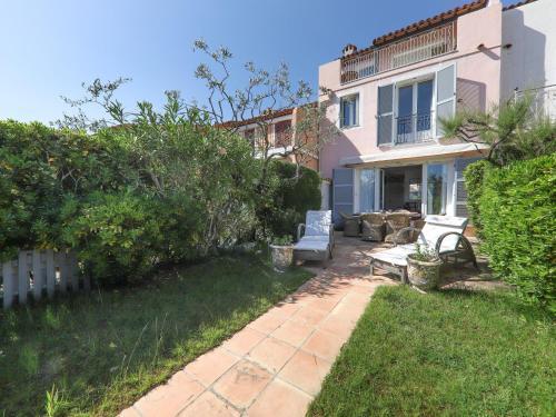 Pleasant Holiday Home In Port Grimaud With Patio