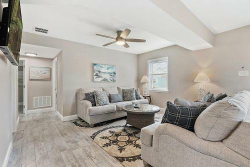 Spectacular 3 Br Condo One Block To The Beach
