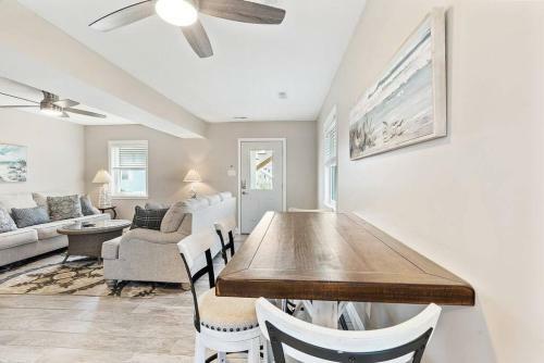 Spectacular 3 Br Condo One Block To The Beach