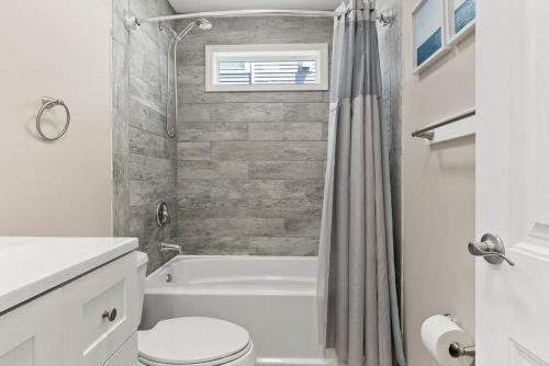 Spectacular 3 Br Condo One Block To The Beach