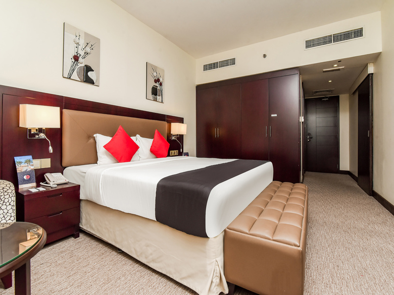 Landmark Summit Hotel