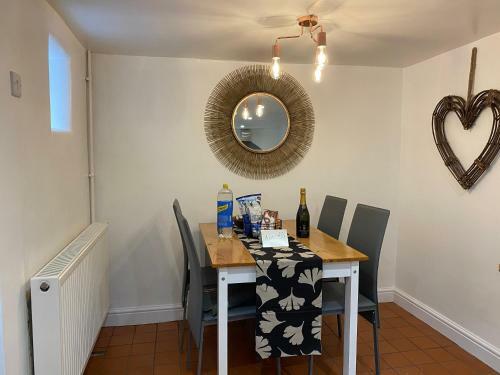 Chimney Pots - Log Burner/gas, Central Village, Walks, Pubs, Views