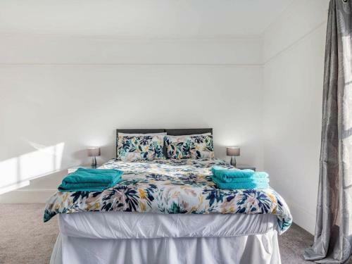 Lovely Villa 1 Double, 1 Double Sofa, 6 Single, And 1bunk Bed