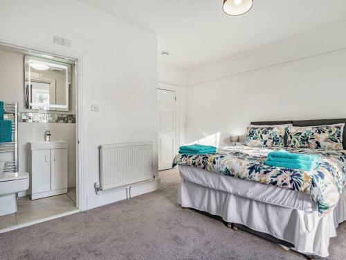 Lovely Villa 1 Double, 1 Double Sofa, 6 Single, And 1bunk Bed