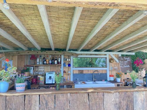 Cabane Bivouac � L'ombre Des Ch�nes