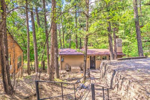Quaint Riverfront Cabin Walk To Midtown!