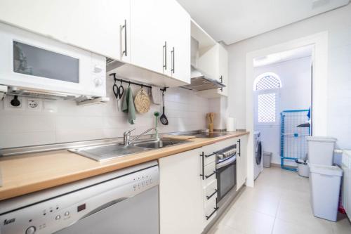 Modern Bright Two Bedroom Apartment With Pool Views - Co1022lt