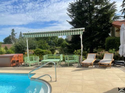 G�te Les Noisetiers Maison Familiale Avec Piscine