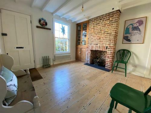 Moonstone Cottage, Moments From The Beach