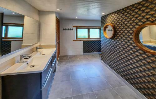 Nice Home In Kerlouan With Wifi And 5 Bedrooms