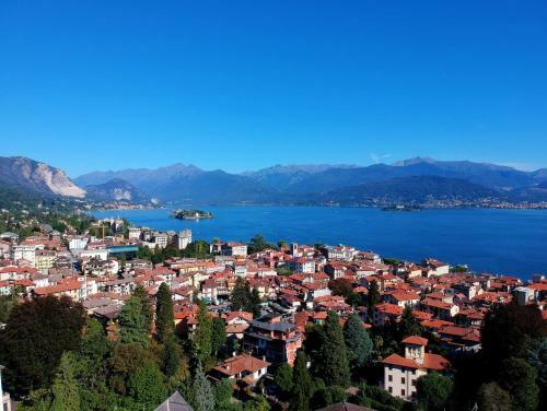 Hostal La Camera Con Vista Lago Al Secondo Piano Della Villa Isabella