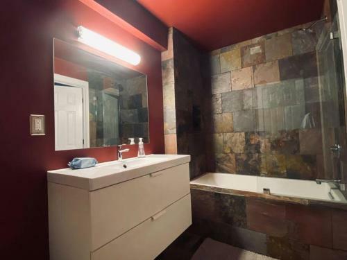 Beautifully Updated 5br Residence Near Uofr/museums/downtown