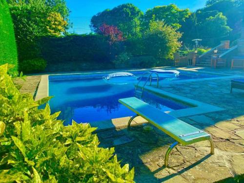 Idyllic Country Retreat With Wow Views & Lush Pool