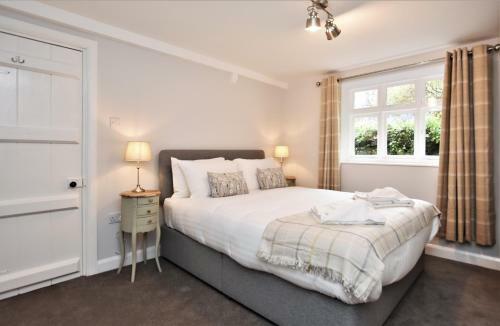 Dove Cottage - Sleeps 6 Near Cartmel