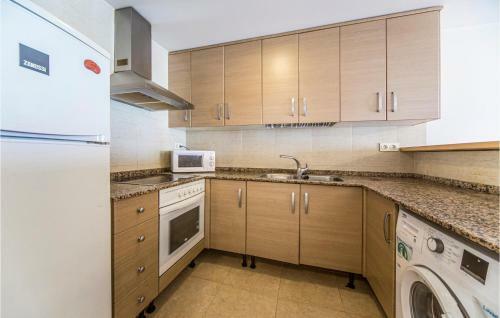 Nice Apartment In Vinar�s With 2 Bedrooms