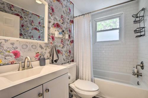 Eclectic Durham Home With Deck Less Than 2 Mi To Dtwn!