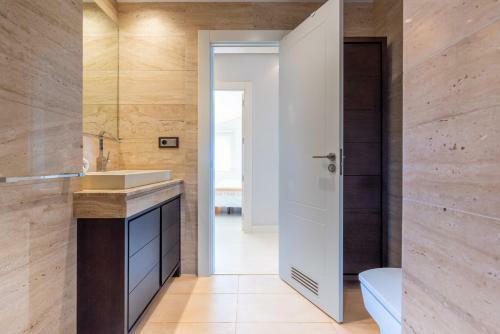 Calahonda Del Sol - Front Line Apartment With Sea View