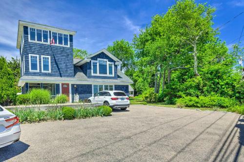 Charming Narragansett Retreat With Coastal View