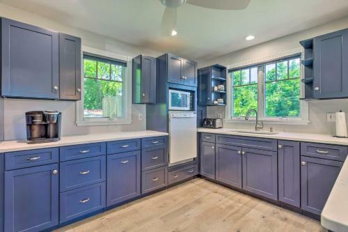 Charming Narragansett Retreat With Coastal View