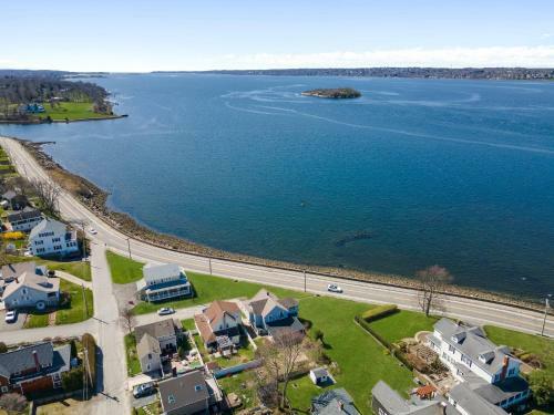 Spacious Coastal Tiverton Waterfront Getaway Cottage
