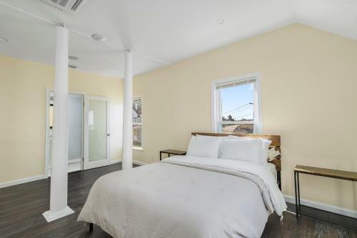 Spacious Coastal Tiverton Waterfront Getaway Cottage