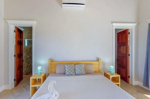 Paradise Villa @coral Views, French Harbour