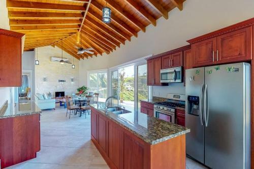 Paradise Villa @coral Views, French Harbour