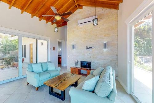 Paradise Villa @coral Views, French Harbour