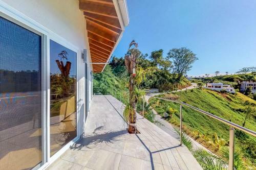 Paradise Villa @coral Views, French Harbour